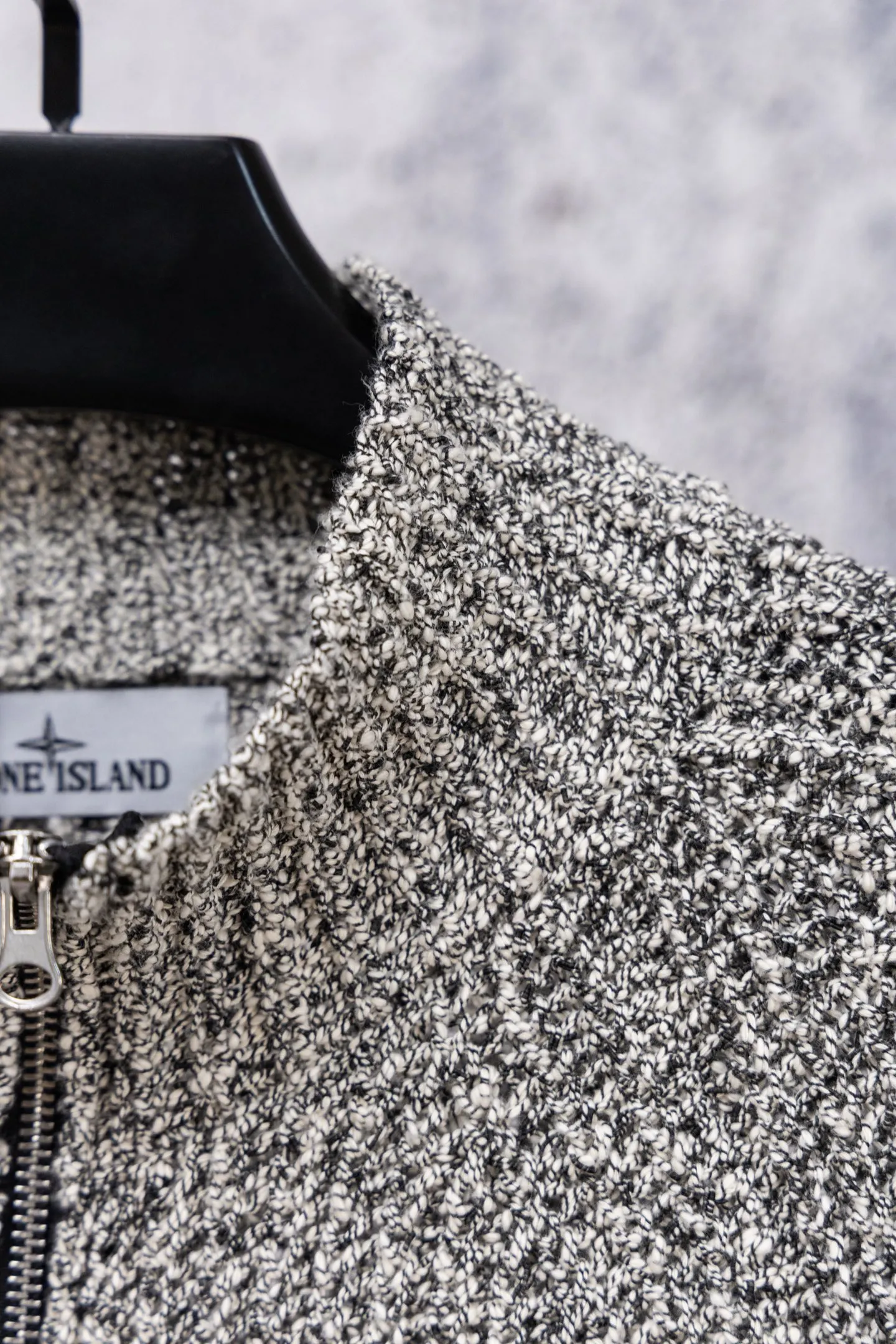 P370 STONE ISLAND 26 new autumn and winter sweater zipper armband jacket, warm and thick cardigan, same style for men and women!!! Stoneisland Coral Jacket🍂Knitted jacket is a must-have for autumn, easy to wear✨ Customized coral velvet fabric, super thick, very weighty, overall very warm and soft, ok to wear alone, with a white base inside = perfect match, simple and high-end feeling✨ Wear it casually and still feel relaxed, a must-have for fashionable men and women! Color: Premium Gray Size: S M L